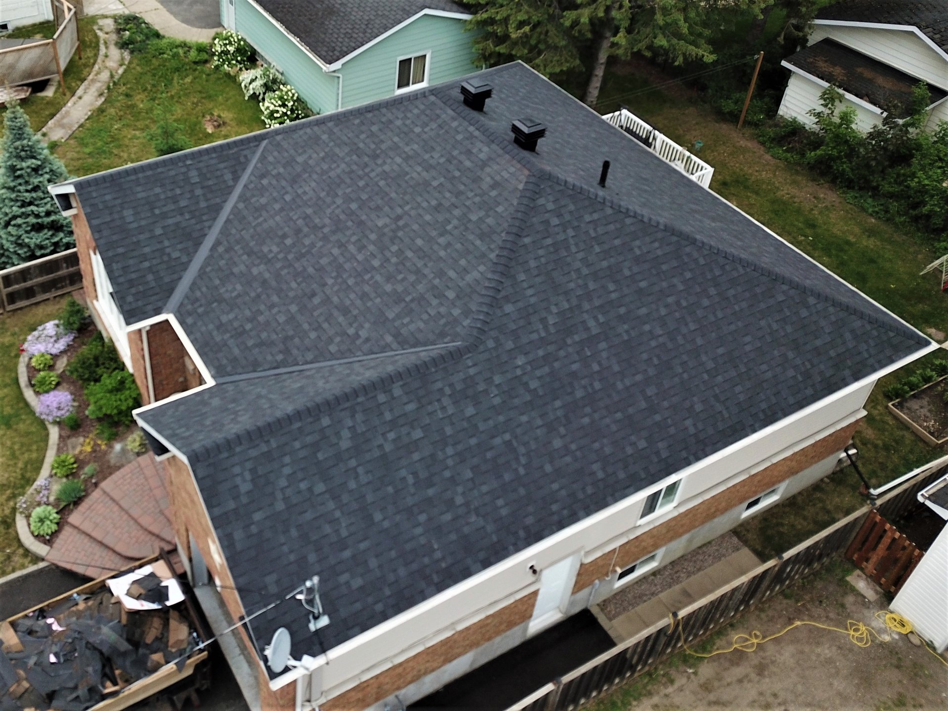 Completed asphalt shingle roof in the Ottawa region by Rob's Quality Roofing